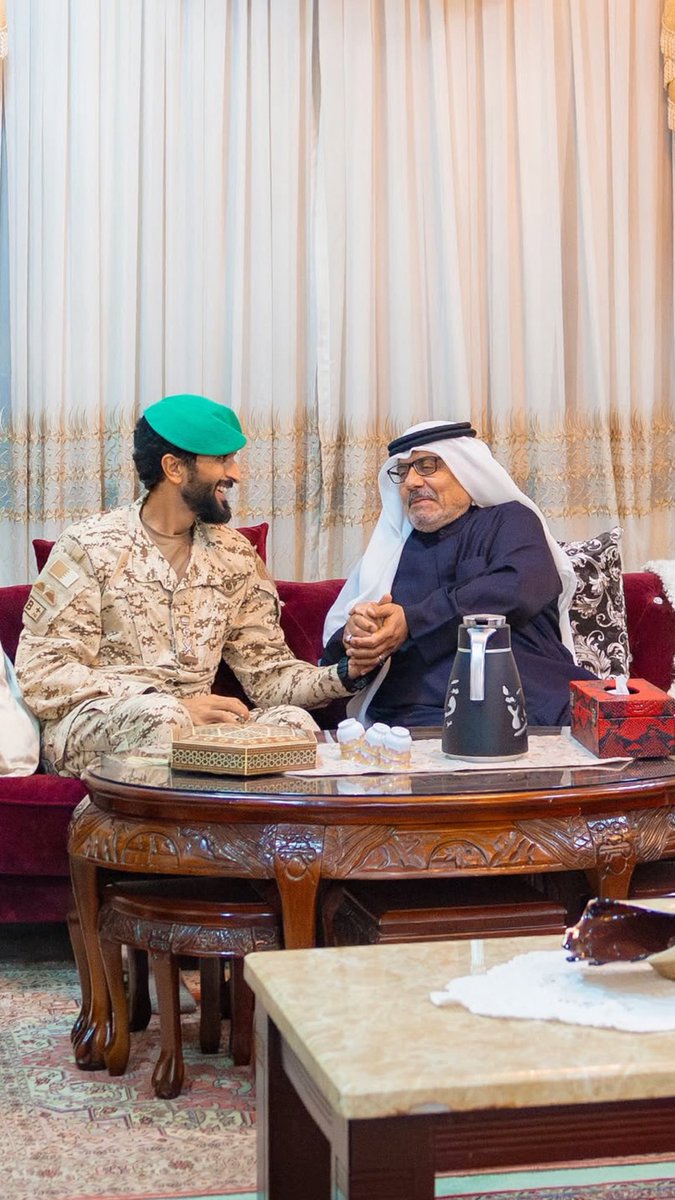 GhadaSabt's tweet photo. هكذا هي البحرين 🇧🇭
عائلةٌ واحدة، تتقاسم الفرح وتحتضن الحزن

سمو الشيخ ناصر بن حمد ينقل تعازي ومواساة 
جلالة الملك إلى أسرة فقيدة الوطن https://t.co/9h1EwM9hUo