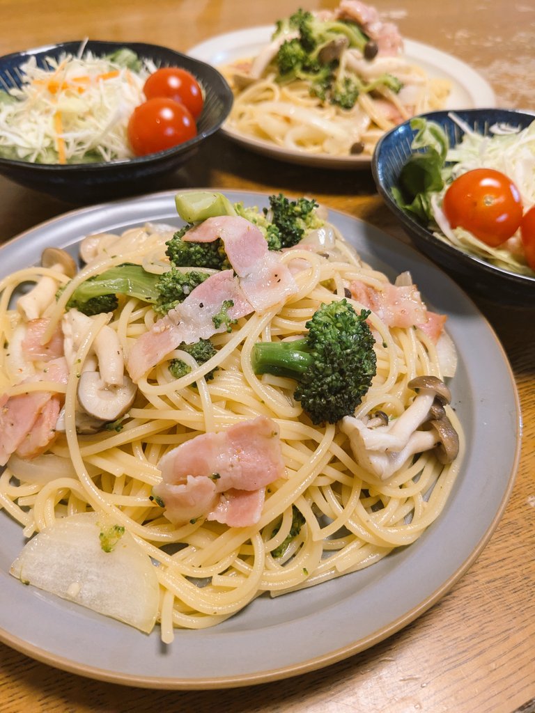 mican0836's tweet photo. おはようございます☀
昨日の晩ご飯
・ブロッコリーとベーコンのパスタ
・サラダ

夫氏が急に出張から帰ってきたので、慌てて2人分作りました😂
仕事も遅番で、料理する気が全くなかったので焦ったー😵 https://t.co/5TCPoRVM5X