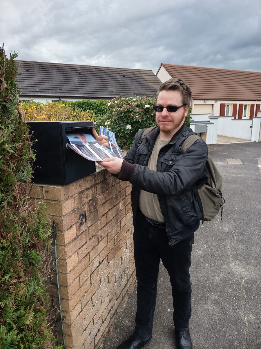 Retour sur notre boîtage à Fleury-les-Aubrais. Jusqu'à la victoire !  🇫🇷🚀 #RN45 <a href="/RNational_off/">Rassemblement National</a>