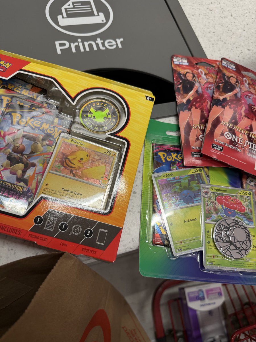 juanMATICC's tweet photo. @pok_re92689 @pok_re92689 
Target east land center has OP single sleeves and Pokemon .
Line of 5 people right now at CS https://t.co/Pls9mN8Tqw