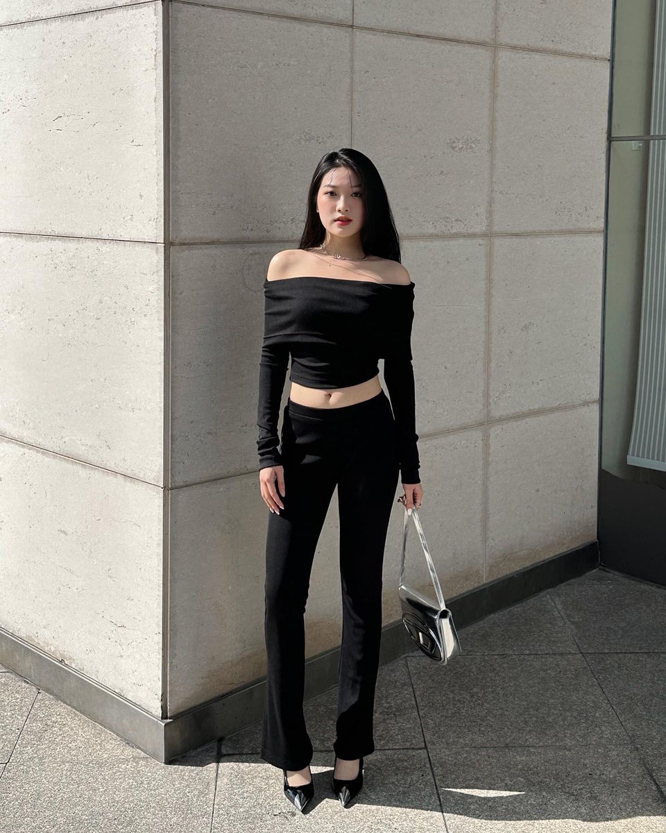 Hello, lovely soul 💫 Always keep in mind that every sunrise is proof that you can rise again. 🌻
vDDKs