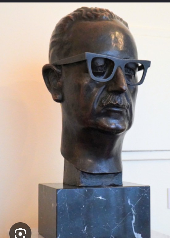 TalloLazo's tweet photo. Lo único bueno de que Kast  viva en la moneda es que todos los días de su gobierno tendrá los monumentos de Salvador Allende presentes. #CambioDeMando https://t.co/8zU2fDLkK8