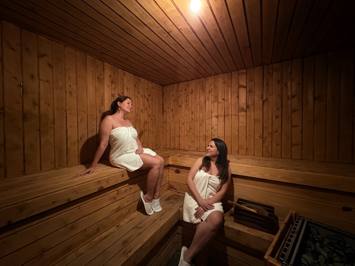 Disfruta un momento de bienestar en @eforespahilton junto a tus amigas. Relájate en nuestras áreas húmedas y completa la experiencia con masajes, faciales y tratamientos diseñados para renovar cuerpo y mente. 
El plan perfecto para desconectar, compartir y consentirse juntas.🦋