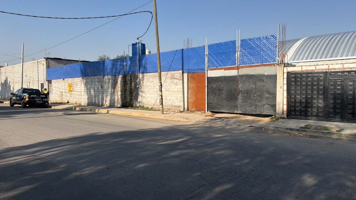 HALLAN PREDIO DONDE SE ALMACENABAN 100 MIL LITROS DE HUACHICOL EN TULTEPEC !!!
Personal de Pemex y elementos de policía estatal y fiscalía localizaron un predio donde se almacenaban al menos 100 mil litros de combustible de procedencia ilegal, en el poblado de Paraje Trigotenco