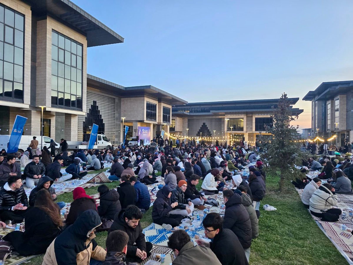 Marmara Üniversitesi Recep Tayyip Erdoğan Külliyesi’nde, İl Gençlik Kolları Başkanımız Sayın <a href="/nevzatyucetr/">Nevzat Yüce</a>’nin katılımlarıyla öğrenci arkadaşlarımızla aynı sofrada buluştuk.

Gençliğin dinamizmiyle bereketlenen iftar soframızda gönül bağlarımızı tazeledik, iftar bereketini