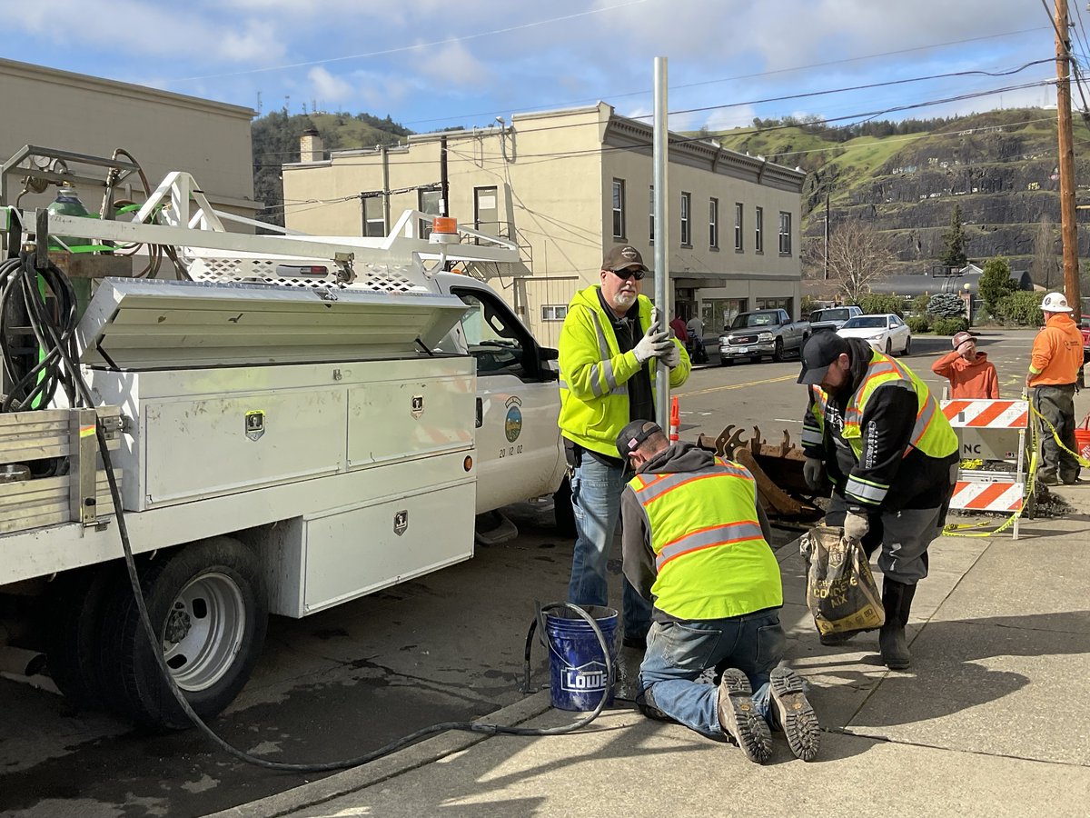 CityOfRoseburg's tweet image. Thru Friday, Public Works will continue installing 160+ new signs to reflect time-limited parking downtown.
#Downtown residents, business owners &amp;amp; staff are encouraged to use the garage or a surface lot &amp;amp; leave on-street spaces for customers: tinyurl.com/333afb86
#government