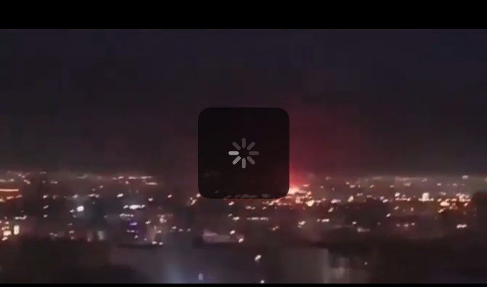 الحروب كر وفر ومكر وغدر
والصمت همّ عندما يصبح الحدّث أممرّ …. كلنا ثقه بإجهزتنا الأمنيه في تعامل مع هكذا احداث .
والسارق دائما يحوم في مسرح الجريمه.
نسأل الله السلامة والعافية للشعوب الخليجية ..
#ظفار #صلالة #الدقم #عمان #المسيرات