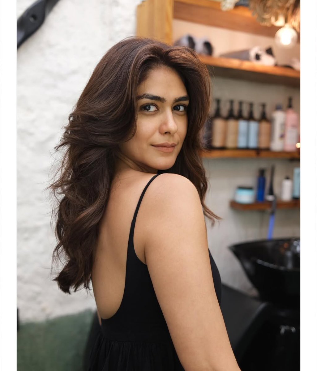 themenvibe's tweet image. That post-salon glow is a different kind of magic! ✨

On a scale of 1-10, how much are we loving Mrunal’s new look? 😍👇

#MrunalThakur #Bollywood #HairGoals #StyleInspo