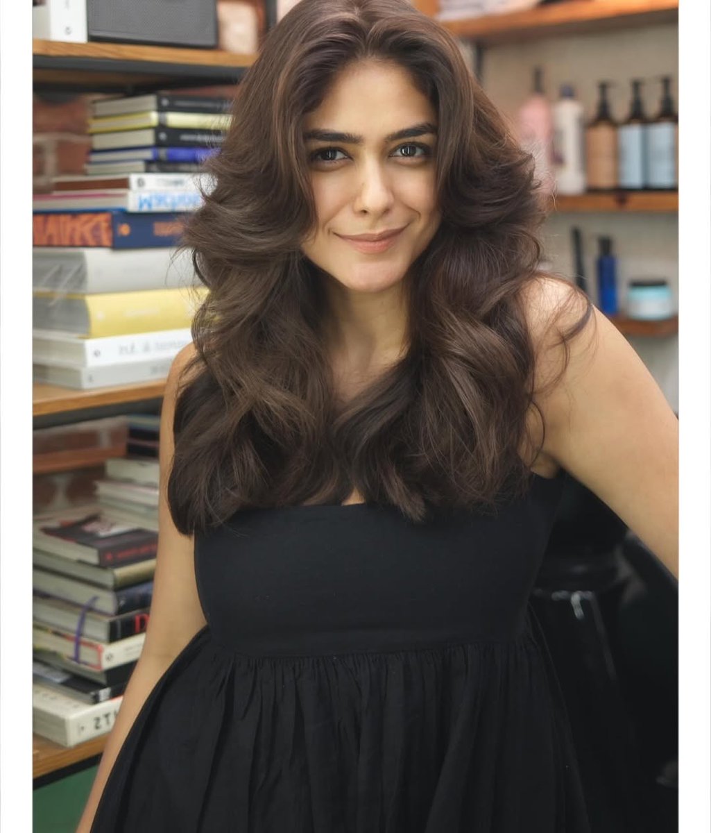 themenvibe's tweet image. That post-salon glow is a different kind of magic! ✨

On a scale of 1-10, how much are we loving Mrunal’s new look? 😍👇

#MrunalThakur #Bollywood #HairGoals #StyleInspo