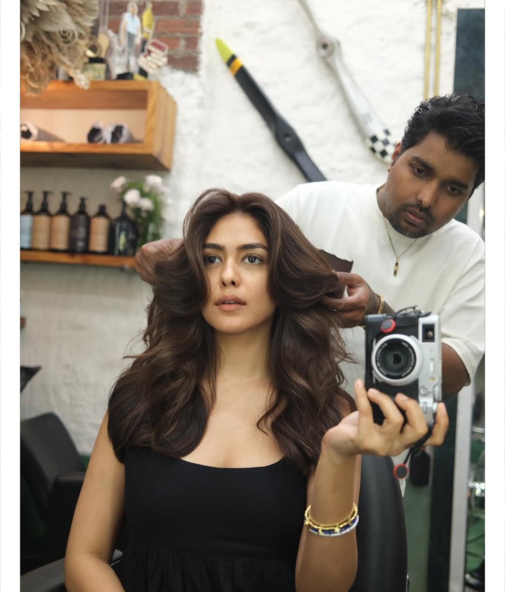 themenvibe's tweet image. That post-salon glow is a different kind of magic! ✨

On a scale of 1-10, how much are we loving Mrunal’s new look? 😍👇

#MrunalThakur #Bollywood #HairGoals #StyleInspo