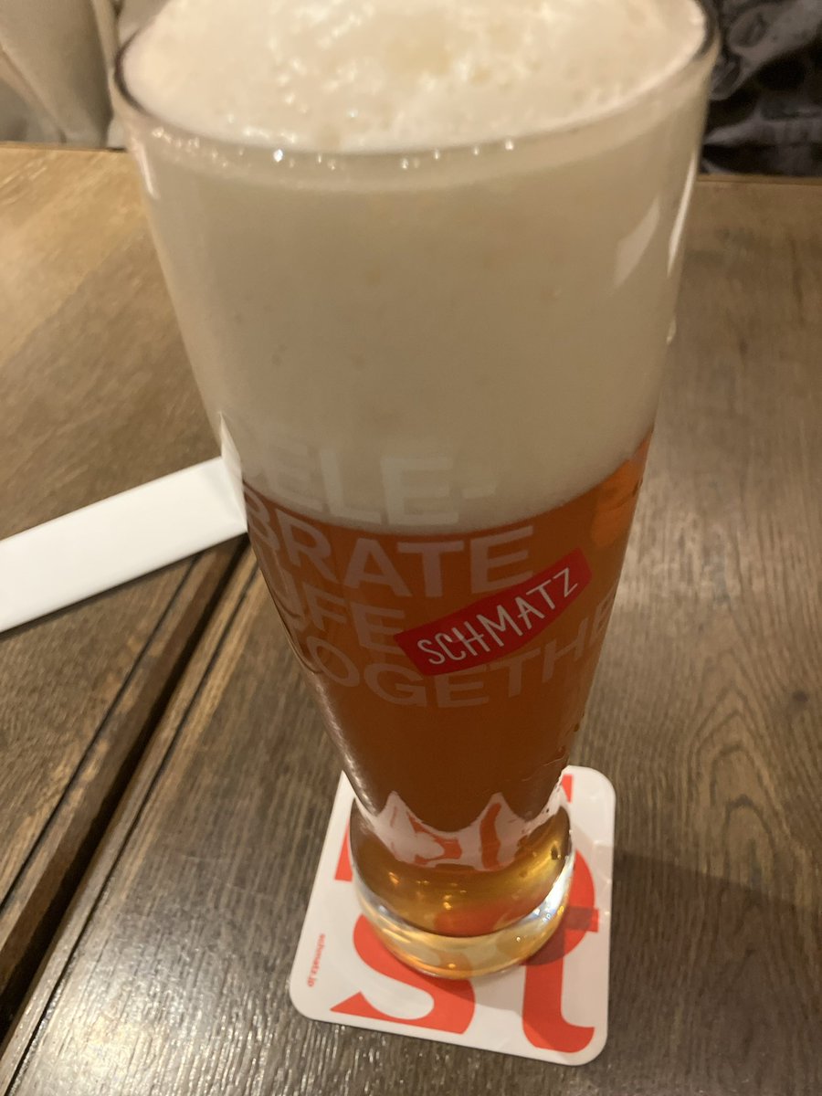 chusuke1965's tweet image. 昨晩は🇩🇪料理。
って、ビールとソーセージ。
とりあえずビールいろちろ紹介されたのでIPA、ややフルーティ。
おきまりのソーセージ、あとはシュニッツェルやプレッツェル。
お腹いっぱいなってすぐ寝た。
#シュマツ #SCHMATZ #IPA #シュニッツェル #プレッツェル #吉祥寺