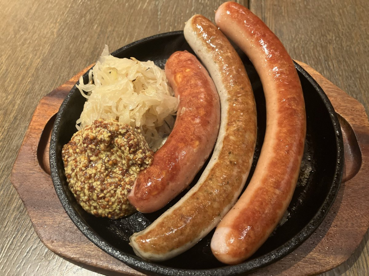 chusuke1965's tweet image. 昨晩は🇩🇪料理。
って、ビールとソーセージ。
とりあえずビールいろちろ紹介されたのでIPA、ややフルーティ。
おきまりのソーセージ、あとはシュニッツェルやプレッツェル。
お腹いっぱいなってすぐ寝た。
#シュマツ #SCHMATZ #IPA #シュニッツェル #プレッツェル #吉祥寺