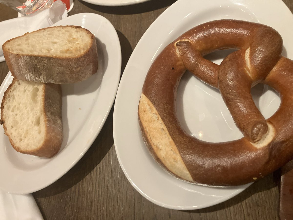 chusuke1965's tweet image. 昨晩は🇩🇪料理。
って、ビールとソーセージ。
とりあえずビールいろちろ紹介されたのでIPA、ややフルーティ。
おきまりのソーセージ、あとはシュニッツェルやプレッツェル。
お腹いっぱいなってすぐ寝た。
#シュマツ #SCHMATZ #IPA #シュニッツェル #プレッツェル #吉祥寺