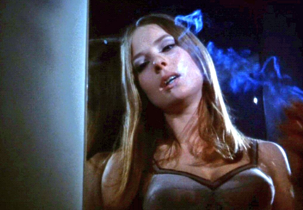 Zoe's feather boa 19K tweet media