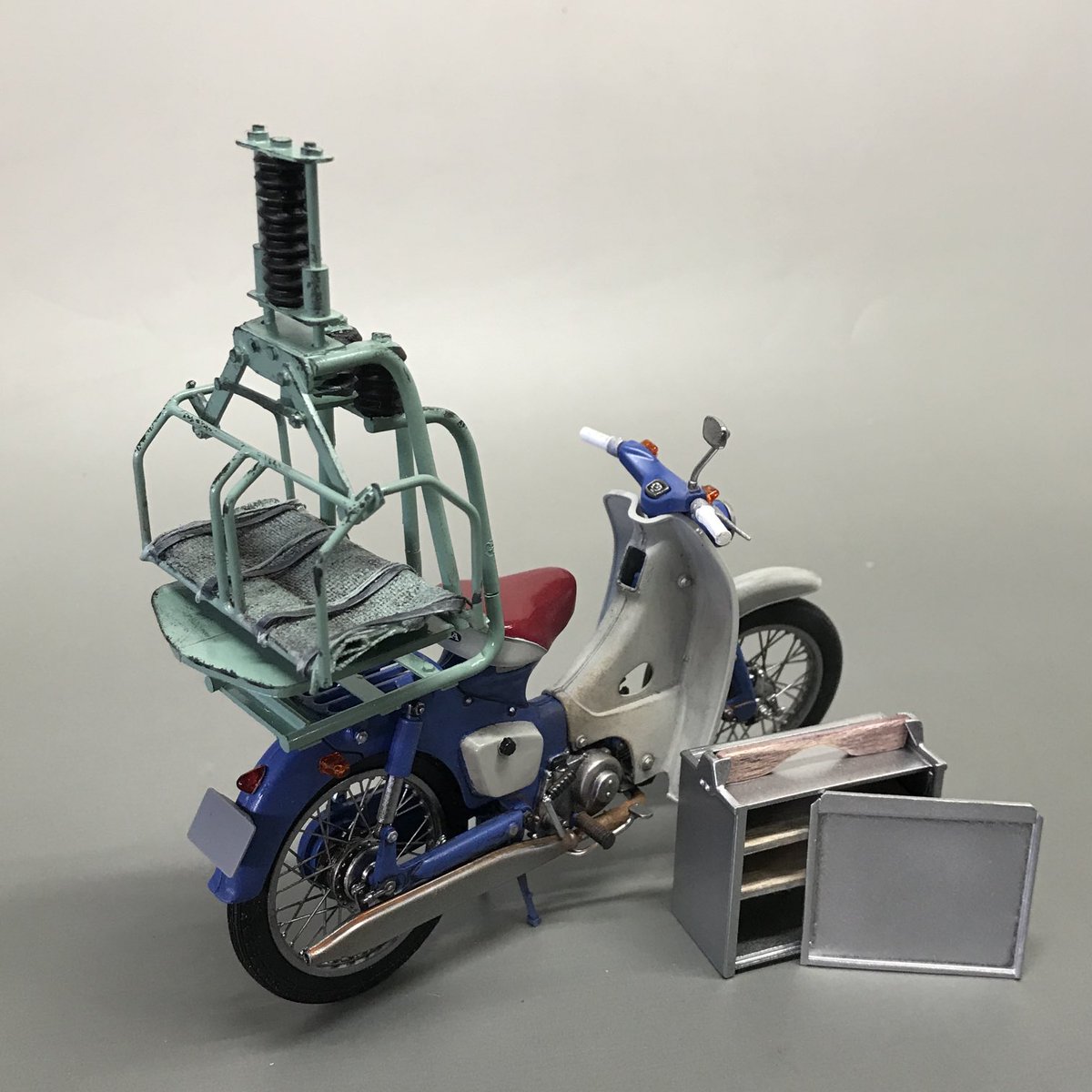 ジオラマ小物。
蕎麦屋の出前カブ、へぃおまち。