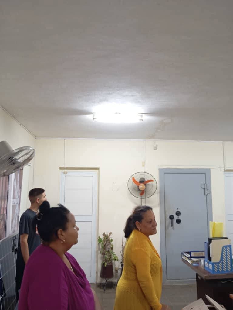 Con esfuerzo de la Empresa Electrónica y Copextel, el BPA de Camarioca avanza hacia la sostenibilidad con un kit fotovoltaico de 2Kw. Energía segura para el servicio al pueblo. #MatancerosEnVictoria #CubaSoberana #PorCubaJuntosCreamos <a href="/Colina_CTCuba/">Miguel Colina</a> <a href="/MatanceroCTC/">Indomitomatancero Osmar</a> <a href="/Vozsindica46078/">Vozsindical Matanzas</a>