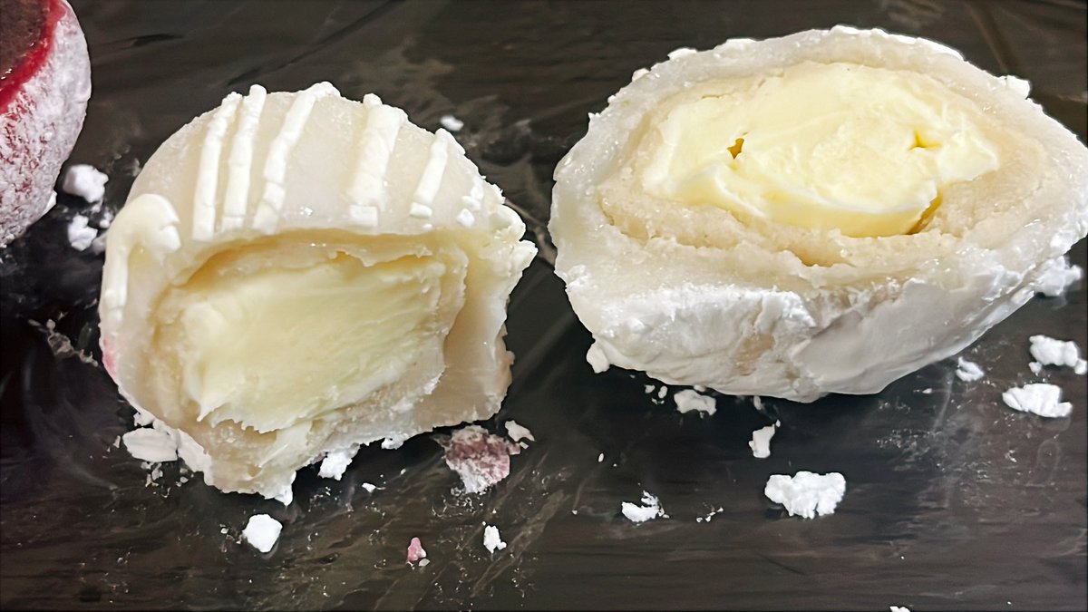 1月から5月くらいまでの季節限定、とあるおもち屋さんのいちご大福。

AM6時開店…5時から並ぶ人もいるくらい大人気商品。家からちょっと遠いし数年前から知ってはいたけど…差し入れで食べた

もっと早く食べるべきでした。
馬鹿みたいにうめぇじゃん！！

白いのは生ホワイトチョコ大福(2月限定)