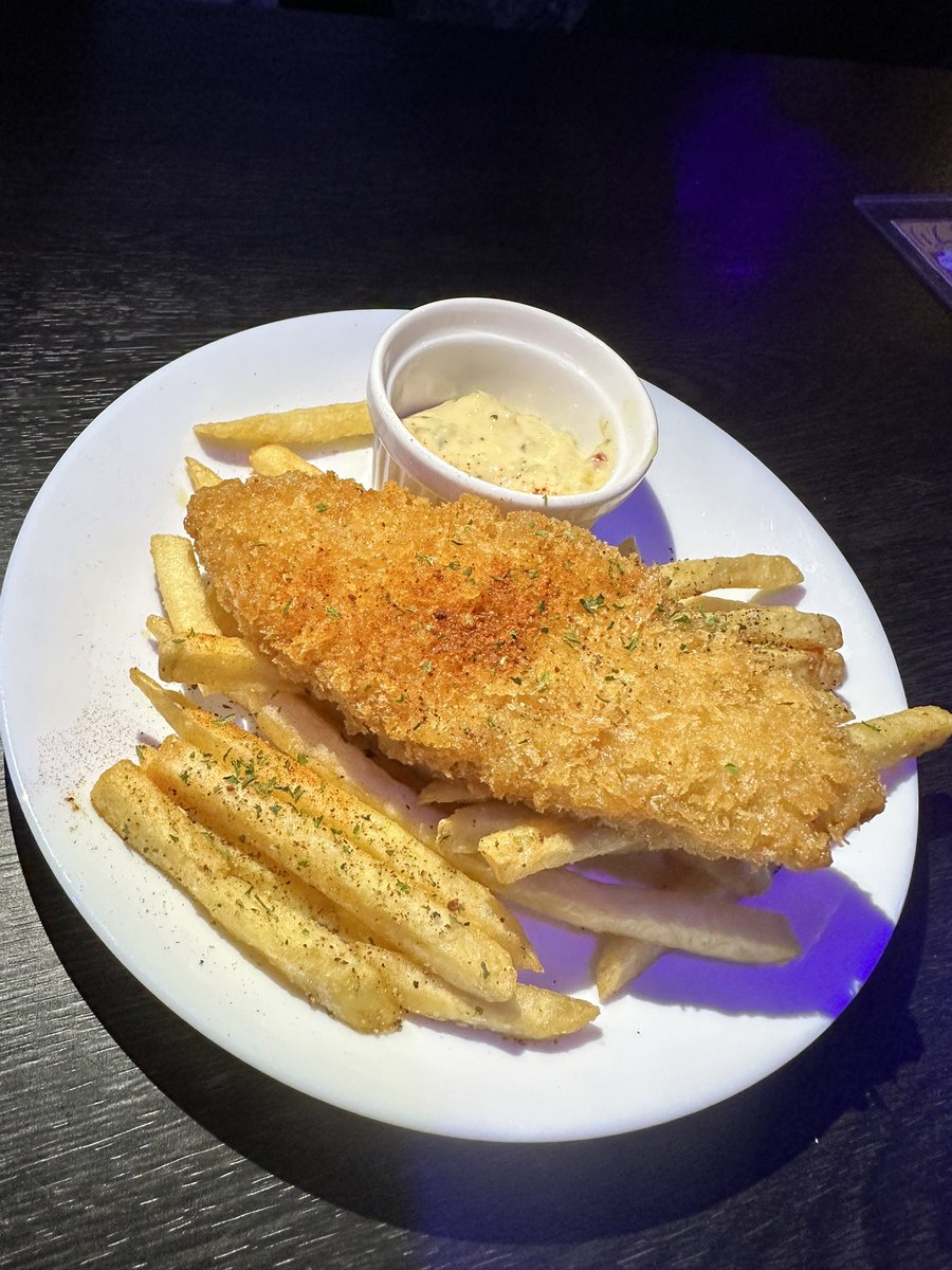Bar_gmk's tweet photo. ファルコンです🪽

期間限定のフィッシュ＆チップスはもう食べましたか？👀

外は熱々サクサク、
中はふわふわふわほろほろ🤤✨

そして何よりも添えられた燻製タルタルが
めちゃくちゃ香り良くて美味しい！！！✨

怪談とお酒を楽しみながら
フィッシュ＆チップスをご賞味あれ〜🤗 https://t.co/R9WRBDd3rd