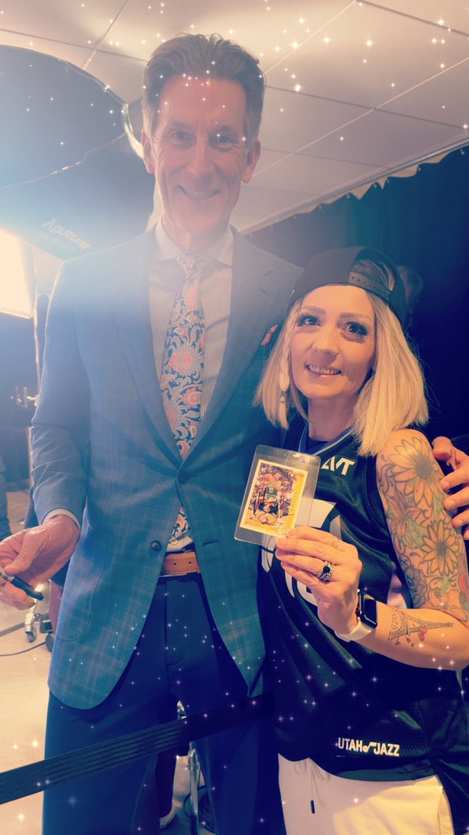 ScottTakeNote's tweet image. At the game. My wife got her favorite guy Mike to sign his card tonight. #LesOlsonIT #takenote #utahjazz @utahjazz
