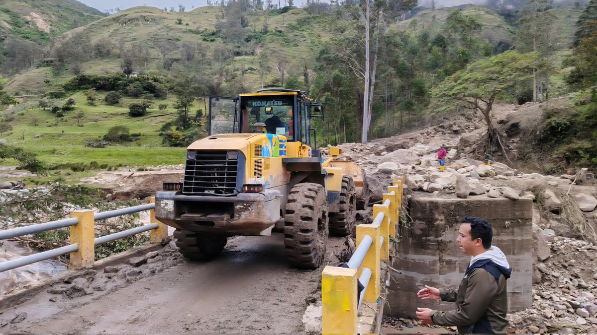 AzuayPrefectura's tweet image. #Emergencias en Rumipamba 🚨

✅️ Habilitamos la vía para el acceso de los equipos de emergencia hacia las zonas afectadas. 🪨🚧

🤝 Seguimos activos 24/7 con nuestro contingente.👷‍♂️🚜

#JotaLloretPrefecto
#AzuayPrefectura