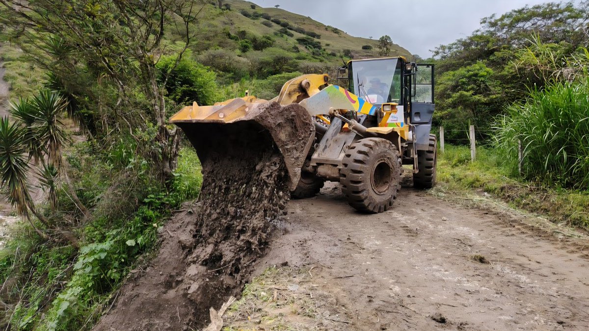 AzuayPrefectura's tweet image. #Emergencias en Rumipamba 🚨

✅️ Habilitamos la vía para el acceso de los equipos de emergencia hacia las zonas afectadas. 🪨🚧

🤝 Seguimos activos 24/7 con nuestro contingente.👷‍♂️🚜

#JotaLloretPrefecto
#AzuayPrefectura