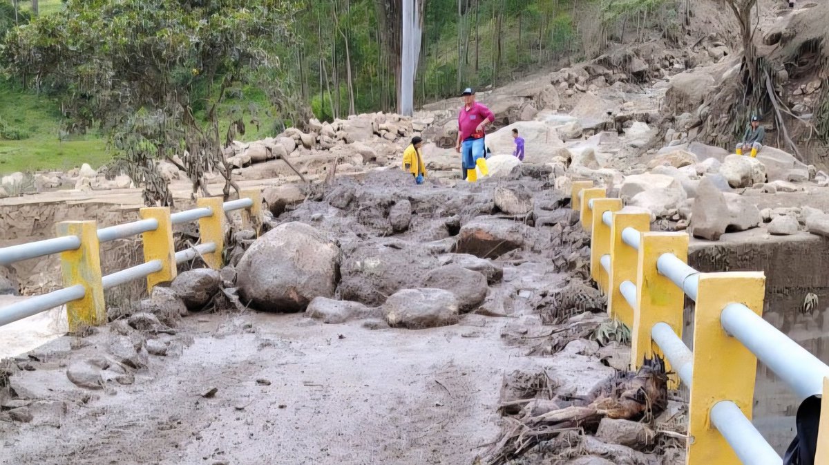 AzuayPrefectura's tweet image. #Emergencias en Rumipamba 🚨

✅️ Habilitamos la vía para el acceso de los equipos de emergencia hacia las zonas afectadas. 🪨🚧

🤝 Seguimos activos 24/7 con nuestro contingente.👷‍♂️🚜

#JotaLloretPrefecto
#AzuayPrefectura