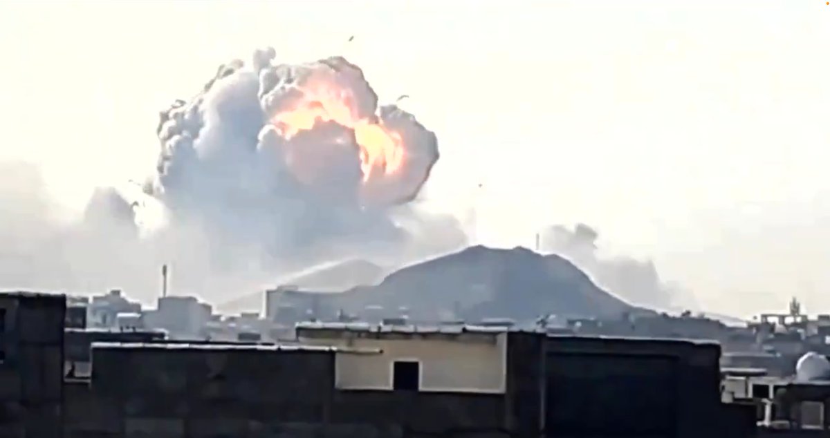 HipotesisPoder's tweet image. Una explosión masiva en forma de hongo en la ciudad de Qom en Irán, tras un bombardeo estadounidense con la bomba no nuclear más poderosa de su arsenal. La bomba fue una GBU-43/B mejor conocida como la MOAB (Madre de Todas las Bombas).
La GBU-43 o MOAB tiene un efecto disuasorio