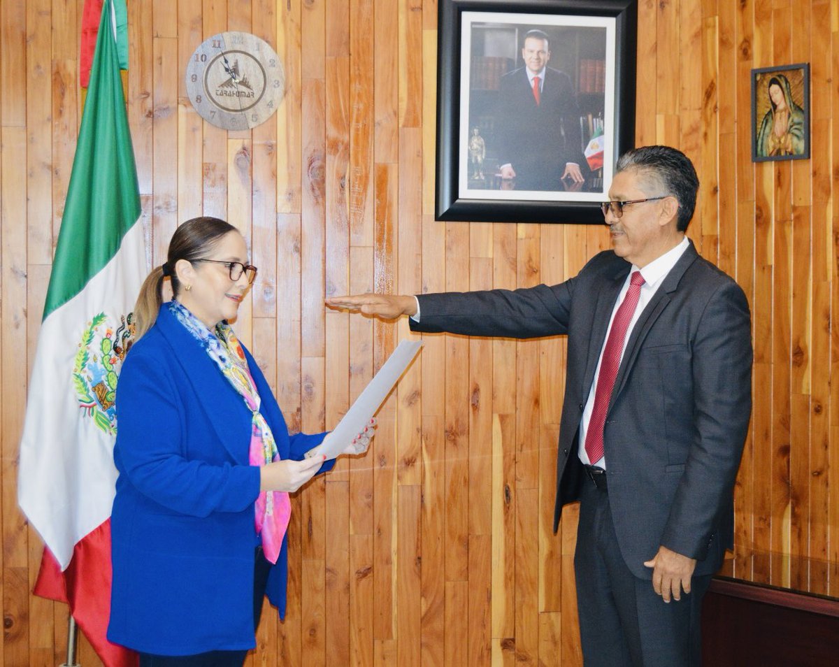 SRNYMA's tweet photo. La secretaria @claudiahepan tomó protesta de Ley a los subsecretarios Felipe Norberto Coria Quiñones y Albino Ponce Barrón, quienes asumen el compromiso de trabajar por la conservación de los recursos naturales y un medio ambiente sano en Durango. 🌿

#DurangoSustentable https://t.co/7rdJuM926I