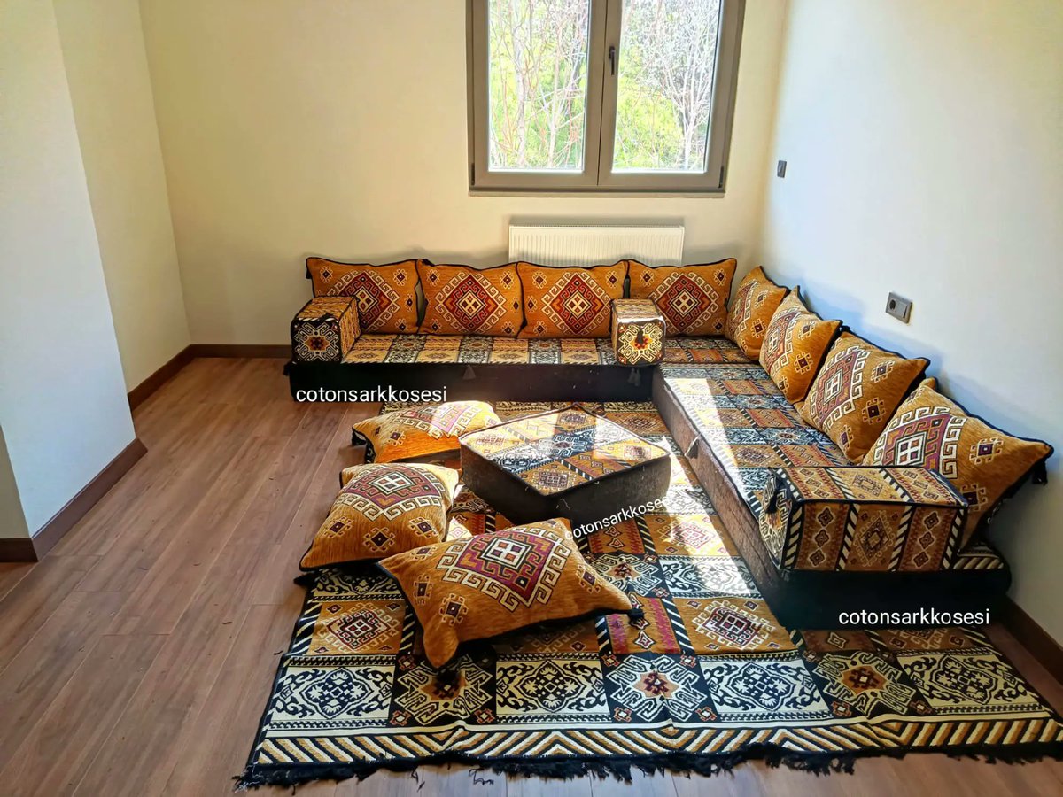 Bazı köşeler sadece oturmak için değil, huzur bulmak içindir. ✨ Müşterimizin evinden gelen bu karede, geleneksel Anadolu motiflerinin modern bir odada nasıl canlandığını görüyoruz. El emeği göz nuru minderlerimizle siz de kendi dinlenme alanınızı yaratın.