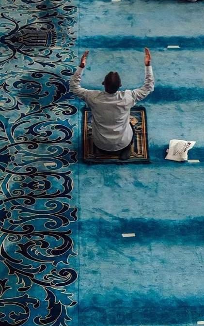 "وسائلُ النــاسِ متروكٌ لخيبتِهِ،
وسائلُ الله لم يُحرَمْ من النِّعَمِ."