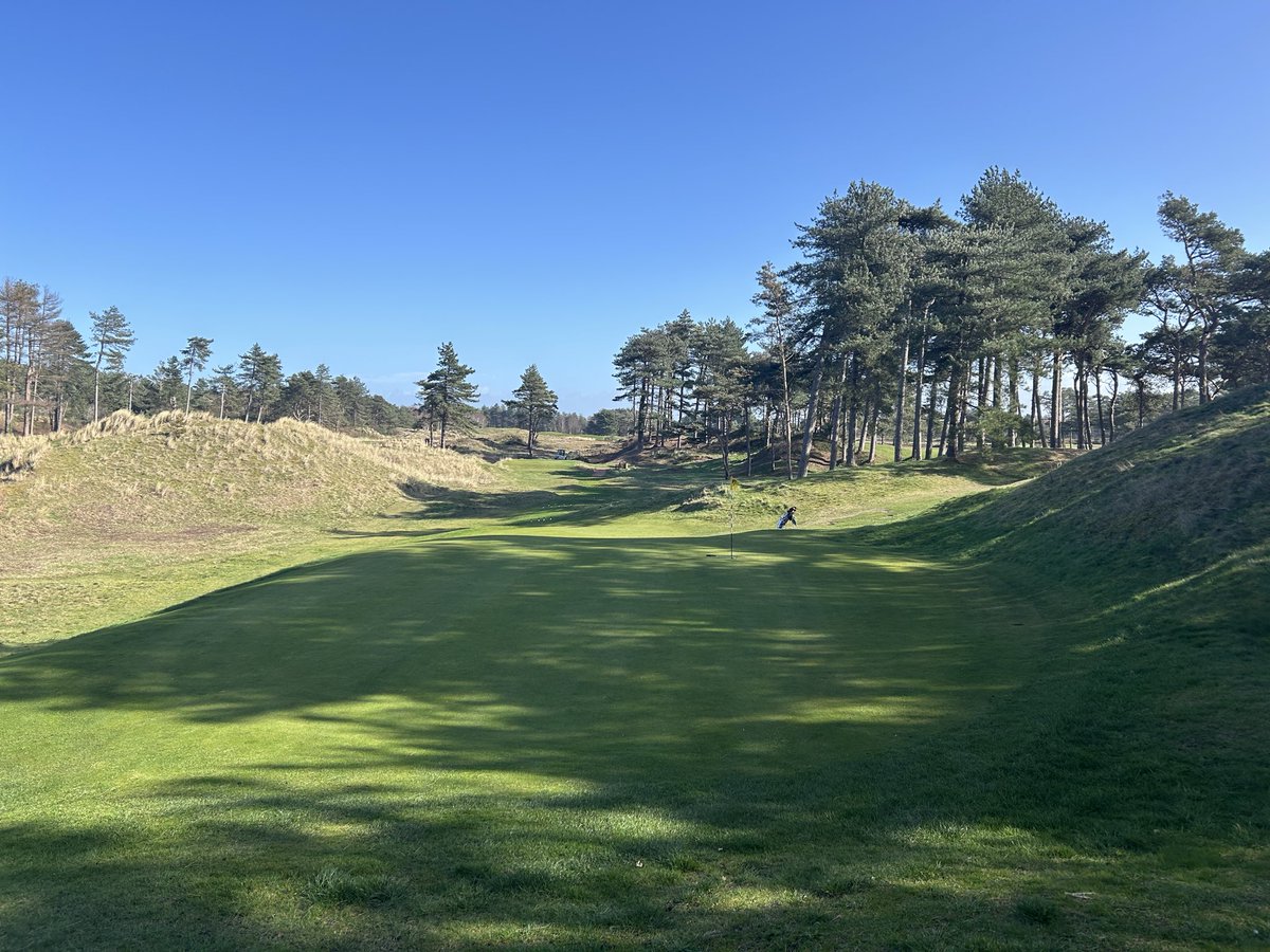 firmandfastgolf's tweet photo. A smidgeon of an early season getaway to @EngGolfCoast …don’t mind if I do. @FormbyLadiesGC today , 5500yds, 45kph winds, 140 mins. First time, will not be the last, sublime fun everywhere you look.
#loveenglishgolf #springgolf #thanksforthewelcome https://t.co/1AGlGKtG9u