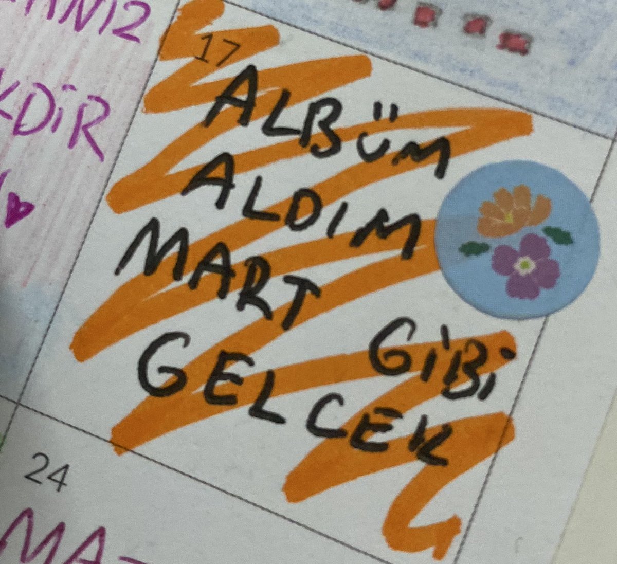 staywlix1's tweet photo. kuzenime deadline albüm aldım ajandasına bunu yazmış çocum sana çok kötü bi haberim var .. https://t.co/NP4lBwkWXA