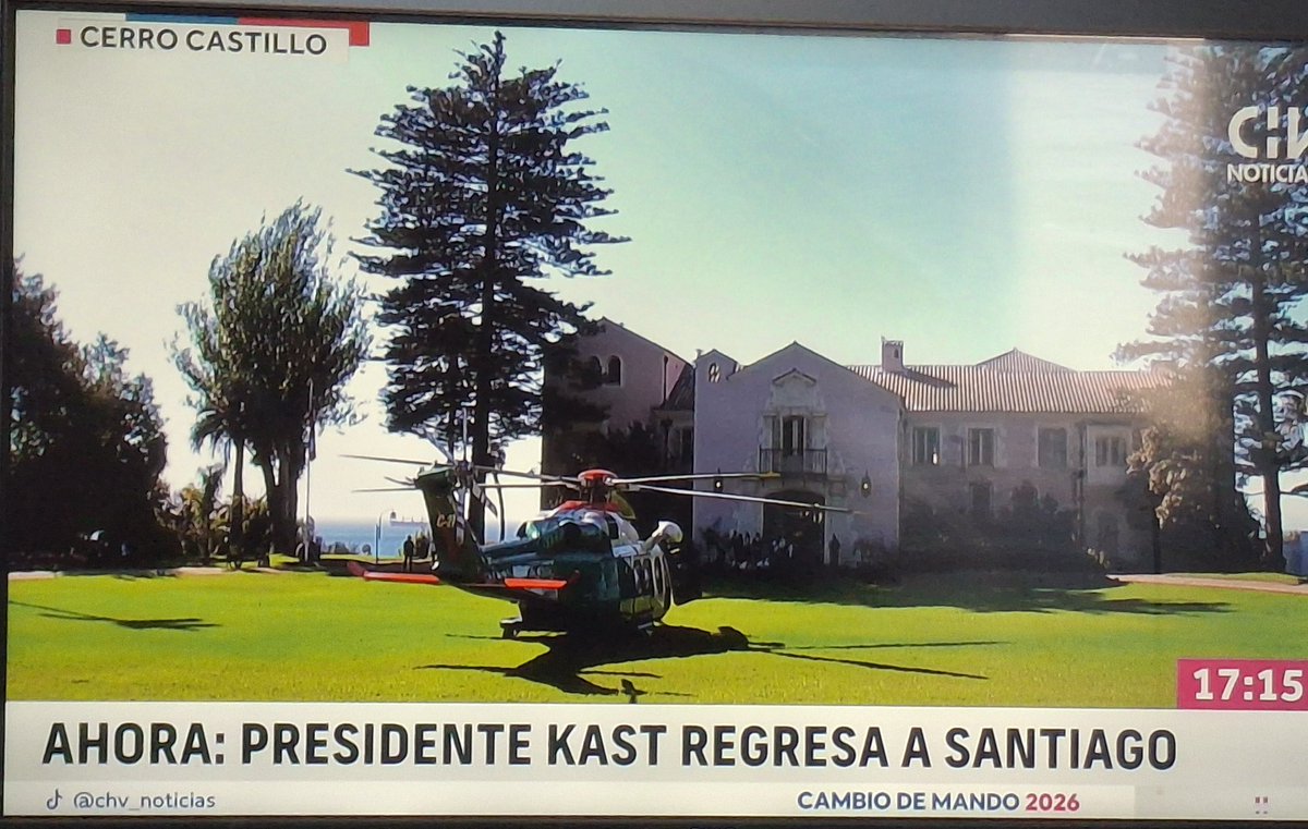 Presidente Kast regresa a Santiago en helicóptero de Carabineros. Primer Presidente que no lo hace en auto. Kast va con la banda presidencial puesta, a la cual mandó a bordar el escudo nacional con hilos de oro 
Y les vendieron Austeridad hasta viviendo en un Palacio
Disfruten 🇨🇱