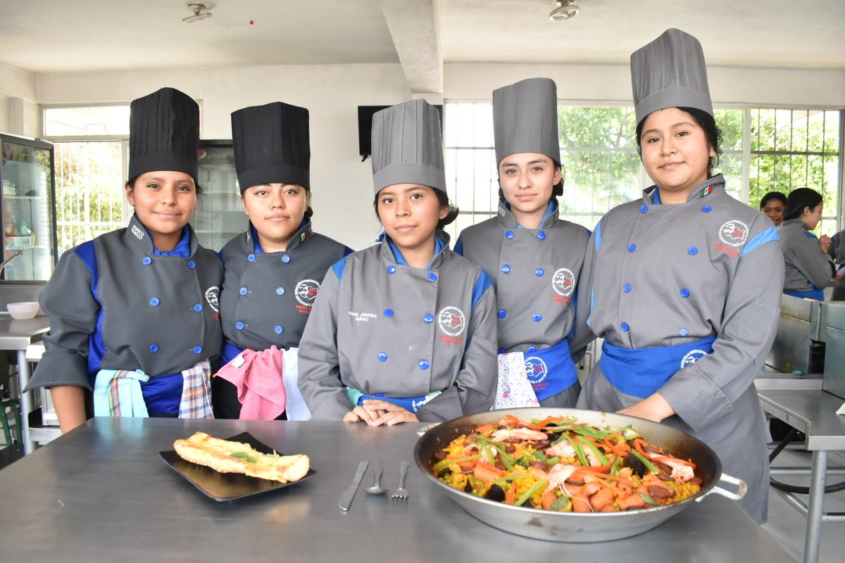 PrefecoTemixco's tweet photo. 🍽️ Práctica de cocina
El día de hoy nuestros alumnos realizaron una práctica culinaria en la que prepararon paella, poniendo en práctica sus conocimientos y técnicas en la cocina. 👨‍🍳👩‍🍳
Esta actividad estuvo a cargo del profesor Yaxkin. https://t.co/wYBZ2eSUFn