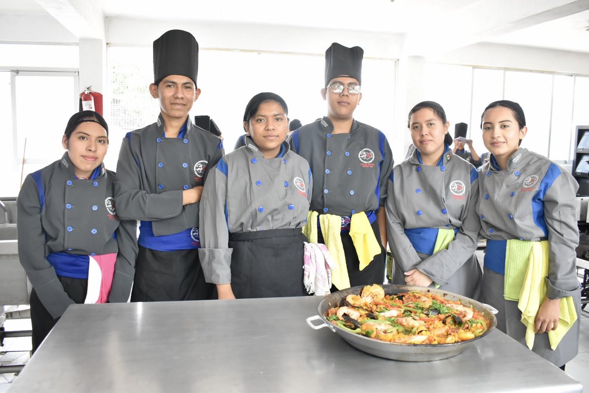 PrefecoTemixco's tweet photo. 🍽️ Práctica de cocina
El día de hoy nuestros alumnos realizaron una práctica culinaria en la que prepararon paella, poniendo en práctica sus conocimientos y técnicas en la cocina. 👨‍🍳👩‍🍳
Esta actividad estuvo a cargo del profesor Yaxkin. https://t.co/wYBZ2eSUFn