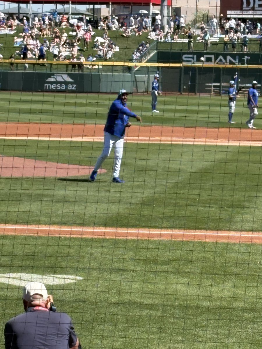 Mdyblsfan's tweet image. The great #AndreDawson throws out the first pitch!  Go @Cubs