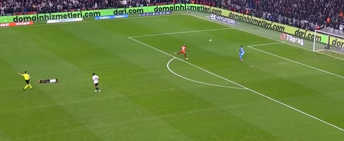 Osimhen'e ikinci sarı kart gösterilmeli mi?

Joao Capela: "Bazen oyuncu stadyum gürültüsünden hakem düdüğünü duymaz. Buradaki durumda her iki takımdan da oldu bu, hakemi maçı durdurdu, oyuncular bunu fark etti. Bu sportmenlik dışı bir hareket. Hakem düdüğü çaldıktan sonra Osimhen