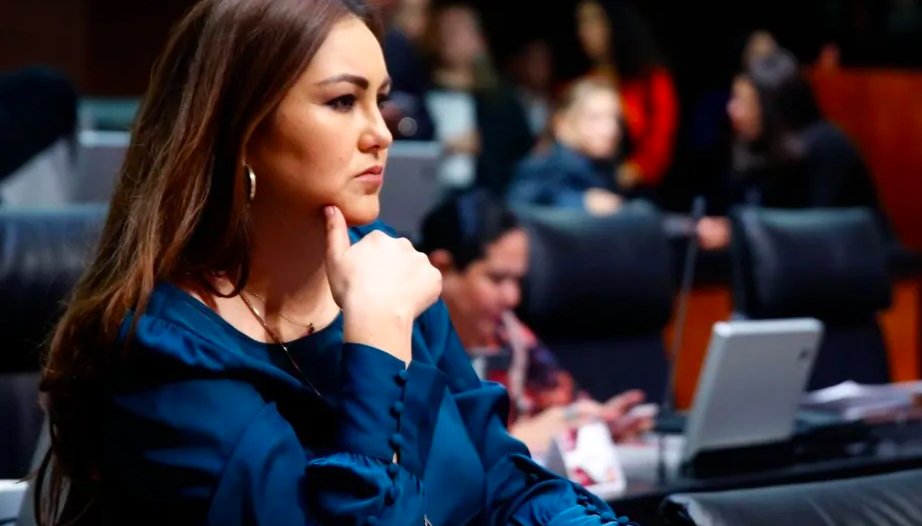 politicomx's tweet photo. 💰❌ ¡Otra 'casota' de la 4T! La millonaria compra de Geovanna Bañuelos, vicecoordinadora del PT

👉 https://t.co/iRQyluNr8H

La senadora del Partido del Trabajo (@PTnacionalMX), Geovanna Bañuelos (@geovanna_b), registró la adquisición de una vivienda con un valor de 17 millones 500 mil pesos en su declaración patrimonial, de acuerdo con información difundida por @jorgegogdl.

La senadora informó una remuneración neta anual por su cargo público de 1 millón 882 mil 496 pesos, sin percibir ingresos adicionales por actividades comerciales o profesionales.