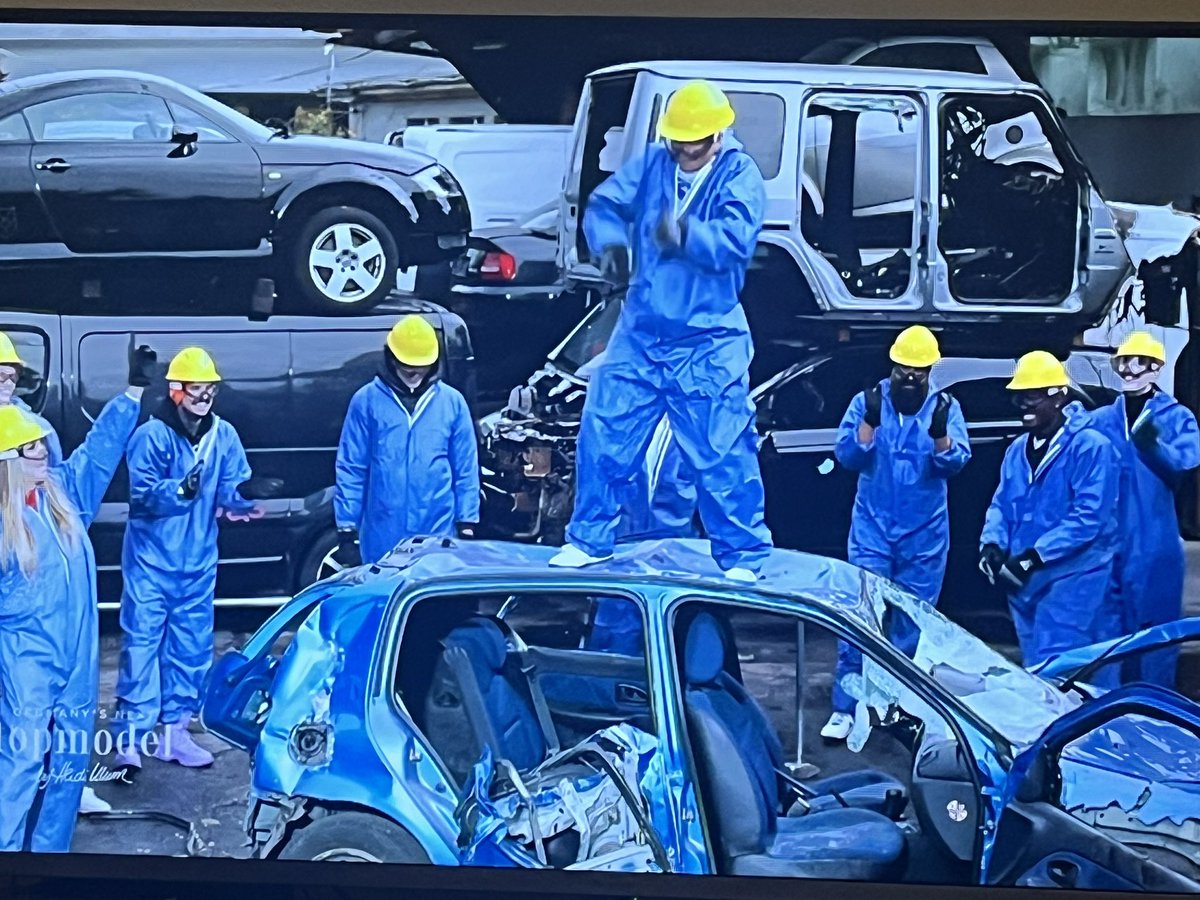 Da denkst du, du machst einen entspannten Tag mit Heidi. Und dann musst du auf einem Schrottplatz arbeiten und tanzen #gntm