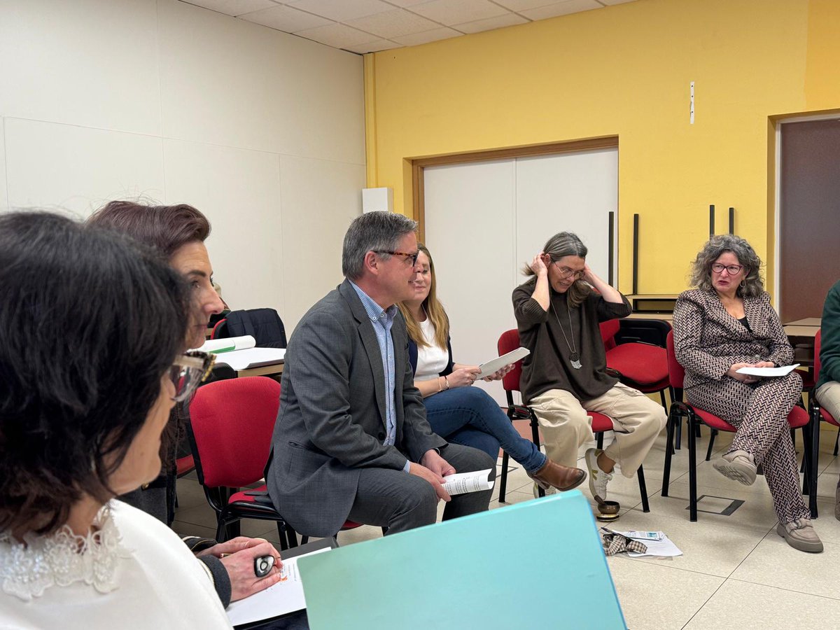 socialasturias_'s tweet photo. 👥 30 profesionales del sistema público de cuidados inician la formación de Facilitadores #CuidAs para impulsar el modelo de cuidados centrados en la persona en todos los centros del Principado.
El DG @EnRoNu presentó el equipo, en el marco de la #EstrategiaCuidAs https://t.co/QeBPisfikn