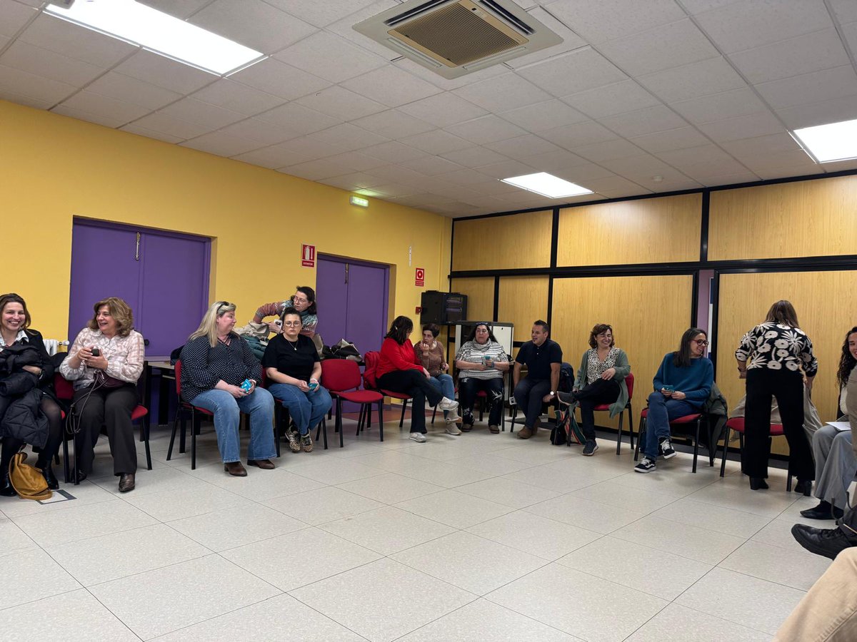 socialasturias_'s tweet photo. 👥 30 profesionales del sistema público de cuidados inician la formación de Facilitadores #CuidAs para impulsar el modelo de cuidados centrados en la persona en todos los centros del Principado.
El DG @EnRoNu presentó el equipo, en el marco de la #EstrategiaCuidAs https://t.co/QeBPisfikn