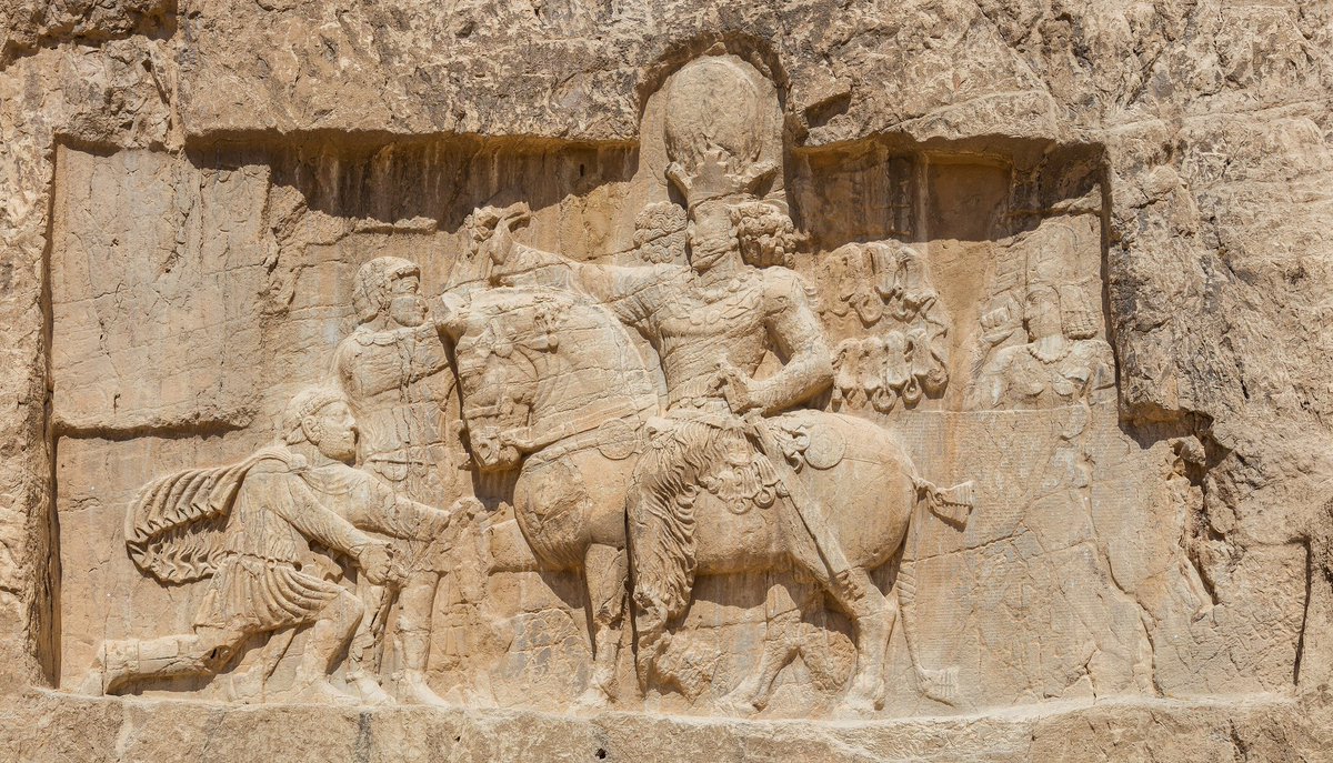 Cuauhtemoc_1521's tweet photo. #SabíasQue en el año de 260 d.C., durante la Batalla de Edessa, el rey sasánida Shapur I infligió una derrota aplastante al Imperio Romano, capturando vivo al emperador Valeriano – el único emperador romano tomado prisionero por un enemigo extranjero en toda la historia? Esta humillación sin precedentes sacudió al mundo antiguo: Valeriano, líder de un ejército de 70,000 hombres, fue derrotado entre Carrhae y Edessa (actual Şanlıurfa, Turquía), permitiendo a Shapur invadir Siria, Anatolia y más, capturando ciudades como Antioquía y deportando miles de romanos para construir templos y palacios en Persia.
♦️El relieve colosal en Naqsh-e Rustam (Irán), tallado en la roca de 11x5 metros, inmortaliza este triunfo: Shapur a caballo, con Valeriano arrodillado en sumisión, Felipe el Árabe sujetando su muñeca en rendición, y Gordiano III pisoteado bajo los cascos – ¡un monumento a la grandeza sasánida! Según inscripciones en griego, persa medio y parto, Shapur proclamó: “Luchamos una gran batalla contra César Valeriano”.
#Irán #Historia #MedioOriente #Teherán