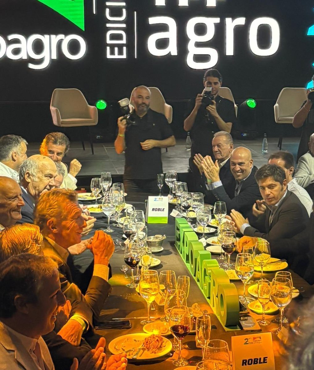 SRA no puede caer en manos del "circulo rojo" del fracaso argentino, lo q queda de él. Y felicito a .<a href="/NicolasPinoSRA/">Nicolás Pino</a> x haber cuidado a SRA de quedar expuesta en esa foto desastrosa q hizo macri, kicillof y banqueros q apuestan contra Argentina, todo patrocinado x grupos de medios