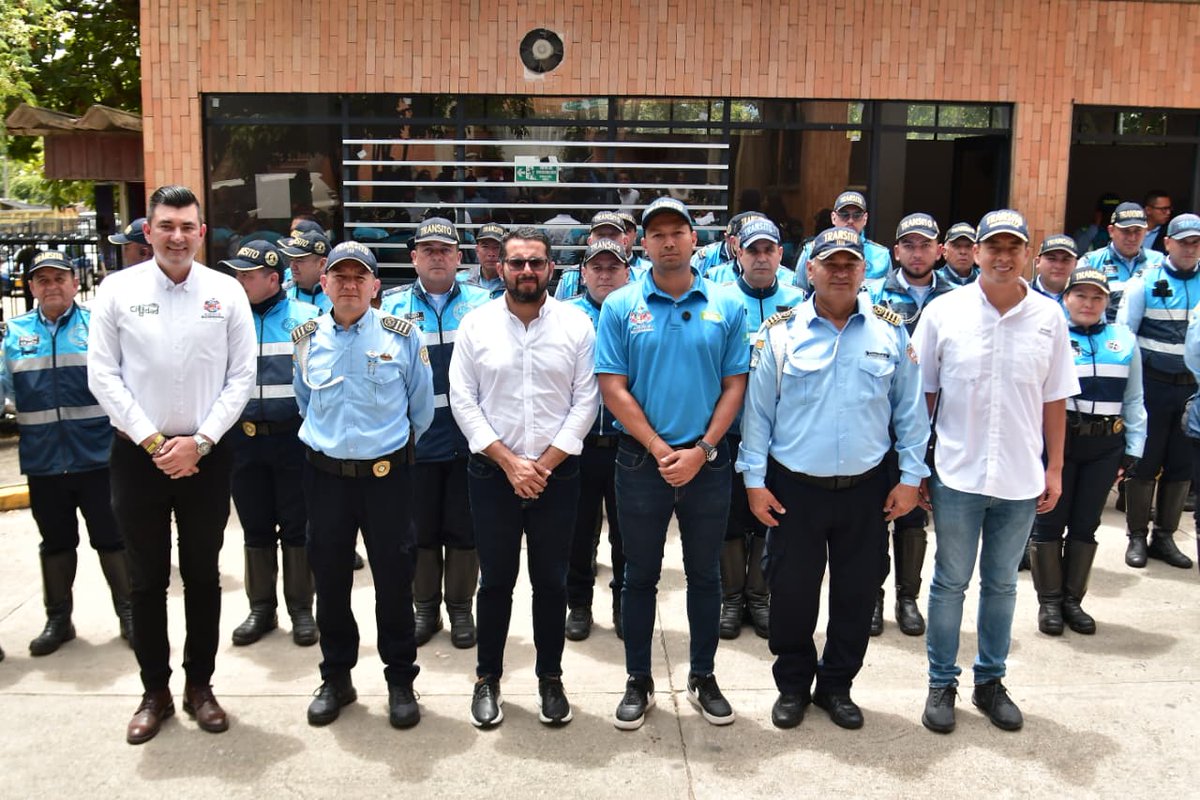 Cportilla40's tweet photo. Bumangueses: les presento a los 100 reguladores de @transito_bga que estarán en las principales vías de Bucaramanga, agilizando el tráfico y contribuyendo a mejorar la movilidad de la ciudad todos los días.

Los invito a apoyar su labor y a ayudarnos en la construcción de una cultura vial en nuestra ciudad.
