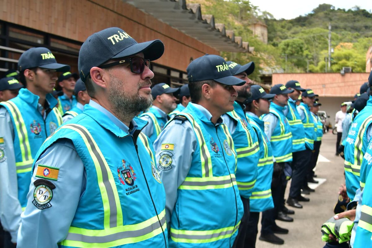Cportilla40's tweet photo. Bumangueses: les presento a los 100 reguladores de @transito_bga que estarán en las principales vías de Bucaramanga, agilizando el tráfico y contribuyendo a mejorar la movilidad de la ciudad todos los días.

Los invito a apoyar su labor y a ayudarnos en la construcción de una cultura vial en nuestra ciudad.
