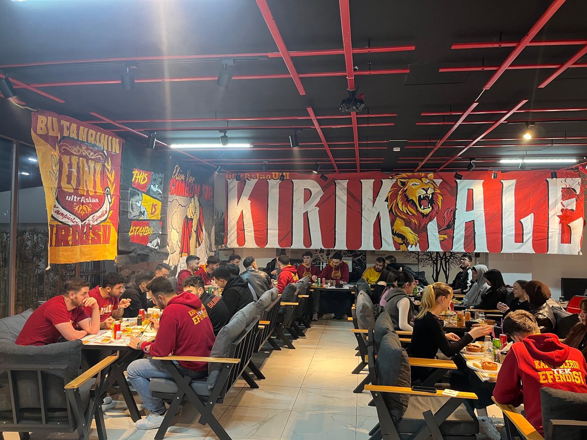 BİZ BİR AİLEYİZ KENETLENDİKÇE DAHA ÇOK BÜYÜYEN!

Geleneksel iftar yemeğimizi gerçekleştirdik.#ultrAslanUNI