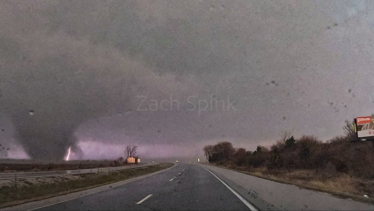 ZSpinkWx's tweet image. STOVEPIPE TORNADO crossing I-57 south side of Kankakee, Illinois at 6:29 PM 03/10/26.  #tor #tornado #Illinois #video