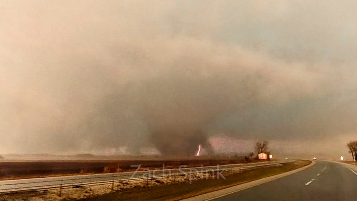 ZSpinkWx's tweet image. STOVEPIPE TORNADO crossing I-57 south side of Kankakee, Illinois at 6:29 PM 03/10/26.  #tor #tornado #Illinois #video