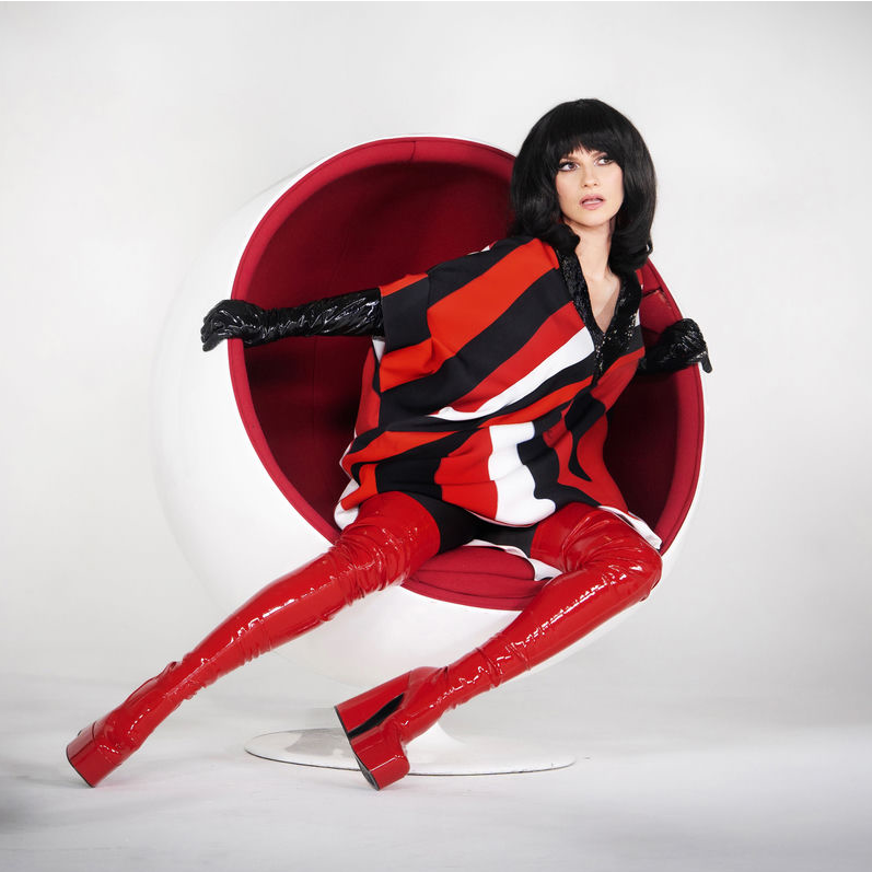 topeuropa's tweet photo. Pues a mi me gusta la transformación regetonera de #PorqueTeVas de Perales que ha hecho @LauraPausini ¿y qué le hago? Yo, en este tipo de cosas, es cuando veo sentido a una versión, cuando se lleva los temas a otro punto. La versión de Jeanette y la de Perales ya las tenemos. https://t.co/M8v6Dq2HwC