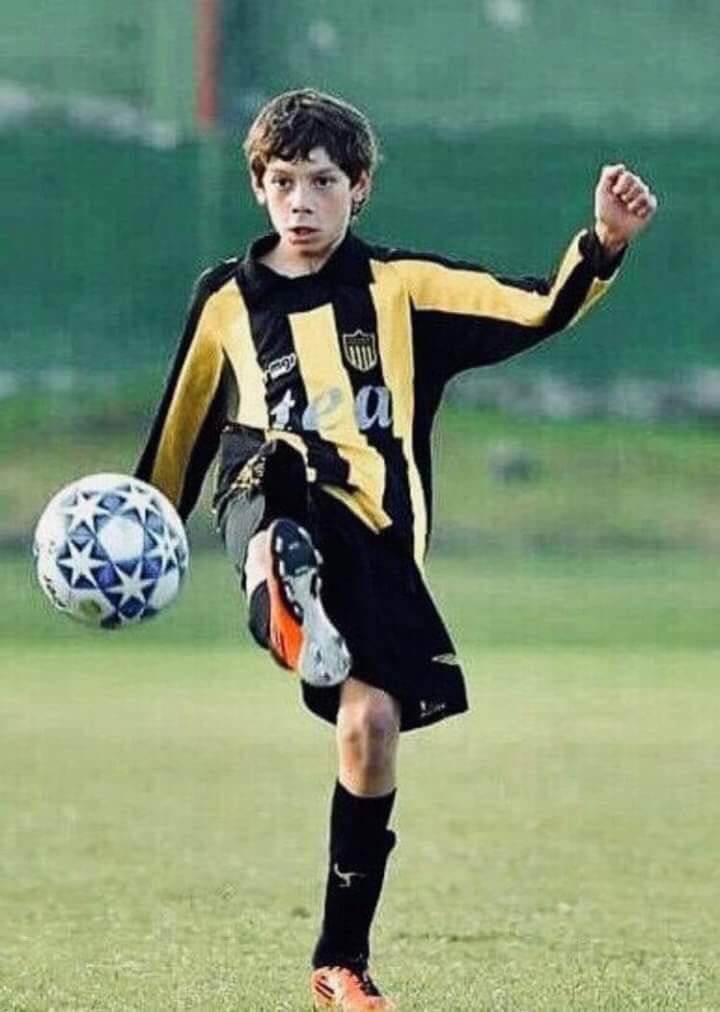 El capitán arranca de volante,juega de puntero,marca y retrocede de lateral y cierra como zaguero.
Arma todo el equipo,ataca solo,se hace un autopase solo con un control,elude al golero,se pone la 9 y hace 2 tremendos golazos.

Don Federico Valverde.
El mejor jugador del mundo!